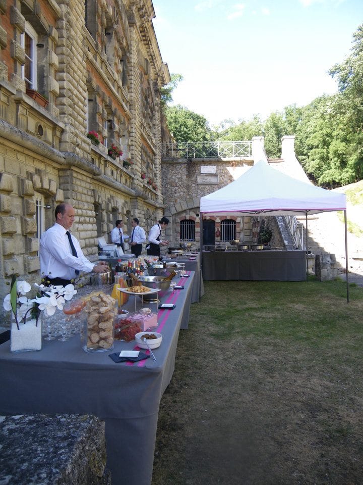 Buffet traiteur breton avec galettes, crêpes et produits régionaux pour mariages ou entreprises en IDF